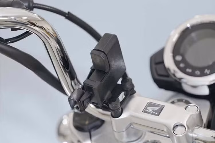 Honda Monkey 125 2025 được trang bị đèn dạng tròn với 2 dải định vị LED ban ngày hình bán nguyệt. Đèn pha LED chia làm 2 tầng, chia cách nhau bởi 1 thanh ngang. Đèn xi nhan tách rời cũng là dạng LED. Mặc dù có bề ngoài “nhỏ con” song mẫu xe này lại có âm lượng còi rất lớn.