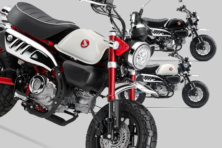 Tiếp đến là bình xăng được thiết kế đơn giản với hai tông màu, kết hợp cùng yên xe dạng bánh mì ôm sát bình với bề ngang rộng giúp cho người điều khiển ngồi thoải mái trong khoảng thời gian dài.