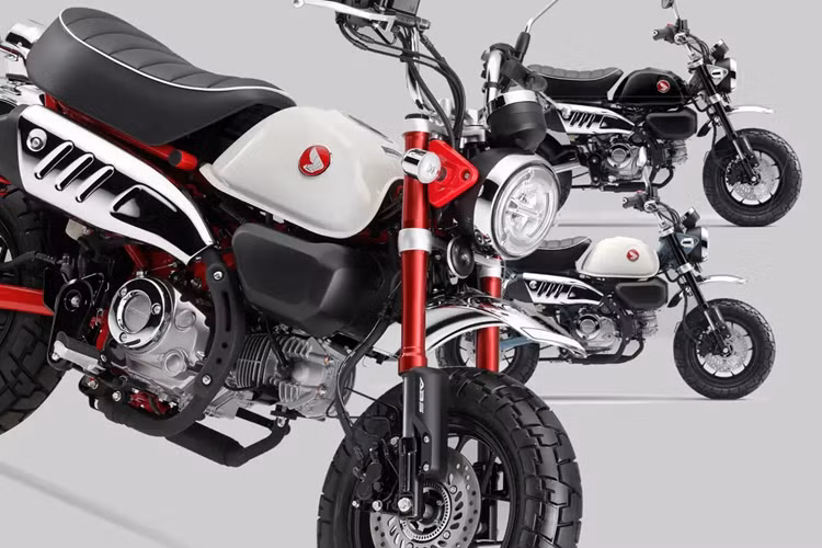 Tiếp đến là bình xăng được thiết kế đơn giản với hai tông màu, kết hợp cùng yên xe dạng bánh mì ôm sát bình với bề ngang rộng giúp cho người điều khiển ngồi thoải mái trong khoảng thời gian dài.