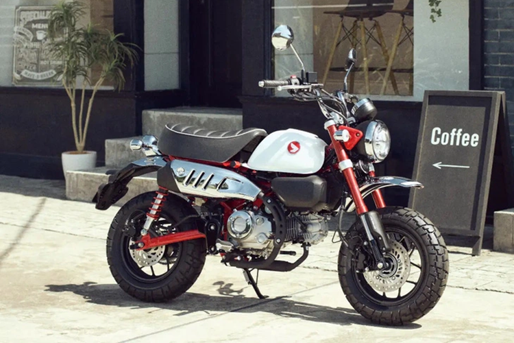 Đáng chú ý, Honda Monkey 125 2025 còn có thêm một phiên bản tùy chỉnh, bổ sung thêm một số trang bị hiện đại. Cụ thể, xe sẽ có màn hình LCD nhỏ hiển thị vị trí số và thời gian, cổng sạc USB Type-C, túi yên và phía sau là giá chở đồ.