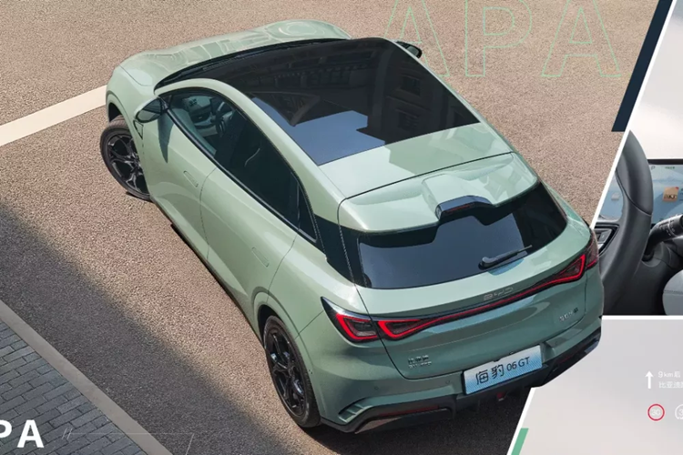 Nhìn từ bên hông, thiết kế mái treo phổ biến và tay nắm cửa ẩn không hề vắng mặt. RWD chạy trên lốp 225/50 R18 làm tiêu chuẩn trong khi AWD chạy trên lốp 235/45 R19 và kẹp phanh màu đỏ. Mặt trước sử dụng thiết kế lưới tản nhiệt khép kín nằm thấp, kết hợp với cụm đèn pha hẹp và dài.