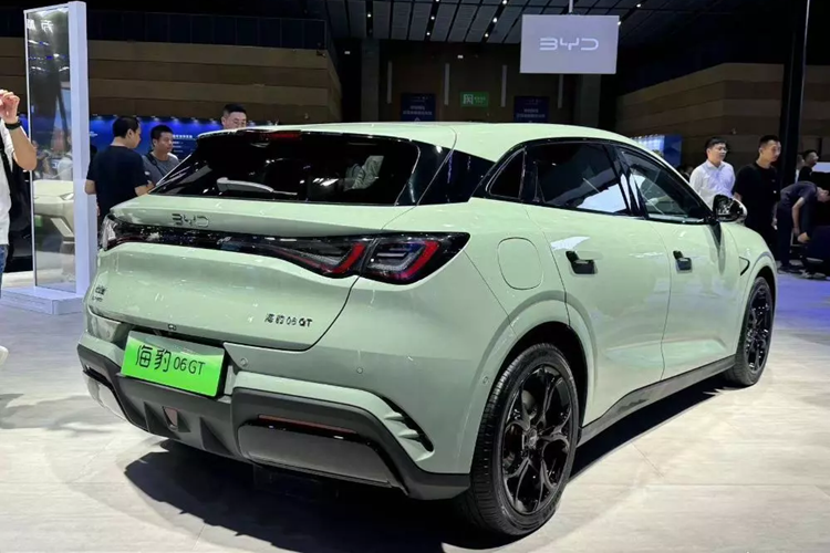 Người tiêu dùng có thể lựa chọn một trong bốn màu ngoại thất: đen, xám, xanh lá cây và hồng. Sơn màu hồng có giá phụ thu là 2.000 nhân dân tệ (281 USD).