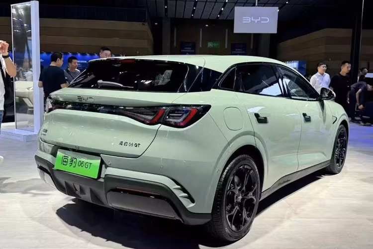 Người tiêu dùng có thể lựa chọn một trong bốn màu ngoại thất: đen, xám, xanh lá cây và hồng. Sơn màu hồng có giá phụ thu là 2.000 nhân dân tệ (281 USD).