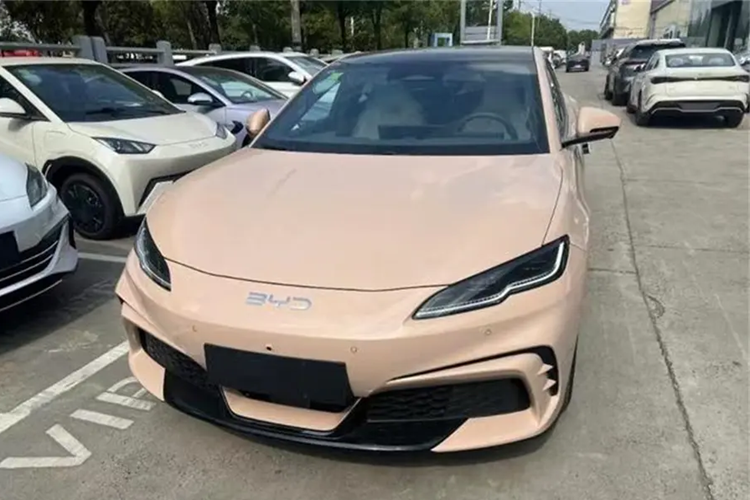 RWD có hai tùy chọn động cơ đồng bộ nam châm vĩnh cửu phía sau: 160 kW (215 mã lực)/310 Nm và 165 kW (221 mã lực)/330 Nm. Thời gian tăng tốc 0 – 100 km/h: 7,5 giây Hai tùy chọn bộ pin BYD Blade (lithium iron phosphate): 59,52 kWh hoặc 72,96 kWh và phạm vi hoạt động CLTC tương ứng là 505 km và 605 km.