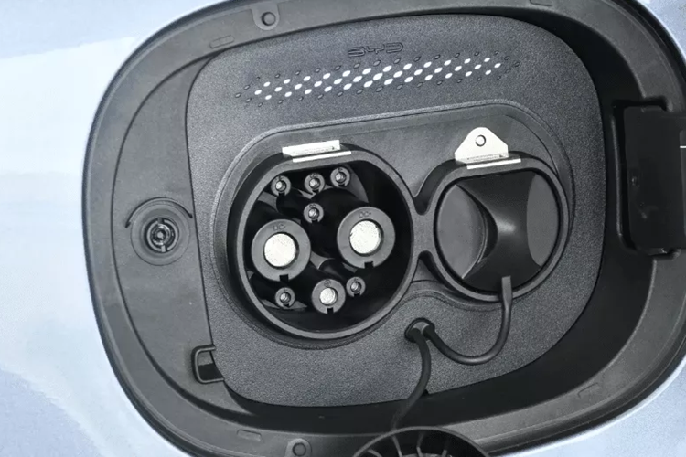 Có 16 khả năng hỗ trợ lái xe bao gồm cảnh báo va chạm phía trước, giám sát điểm mù, cảnh báo khoảng cách bên hông và hỗ trợ đỗ xe, v.v. Cả RWD và AWD đều được cung cấp. Tốc độ tối đa là 200 km/h. Có bốn chế độ lái được hỗ trợ: eco, sport, normal và snow. Chỉ có AWD mới được trang bị hệ thống mới nhất là iTAC (kiểm soát mô-men xoắn thông minh) của BYD.