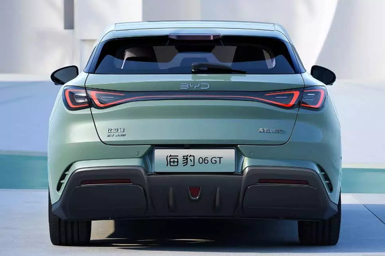 Nội thất được trang bị hệ thống buồng lái thông minh DiLink 100 của BYD, có màn hình điều khiển trung tâm xoay 12,8 inch (chỉ dành cho phiên bản cơ bản) hoặc 15,6 inch, bảng điều khiển LCD 10,25 inch, W-HUD 12 inch và 8 hoặc 12 loa.