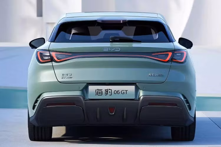 Nội thất được trang bị hệ thống buồng lái thông minh DiLink 100 của BYD, có màn hình điều khiển trung tâm xoay 12,8 inch (chỉ dành cho phiên bản cơ bản) hoặc 15,6 inch, bảng điều khiển LCD 10,25 inch, W-HUD 12 inch và 8 hoặc 12 loa.