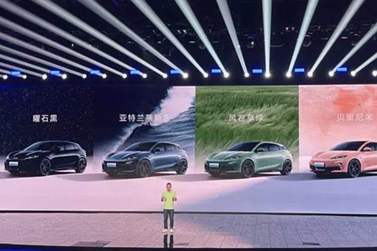 Các cấu hình khác bao gồm cửa sổ trời toàn cảnh 1,57 m2 , cập nhật OTA, đèn viền nội thất, cửa sau điện thông minh, sạc điện thoại không dây 50W, điều khiển bằng giọng nói và ghế chỉnh điện.