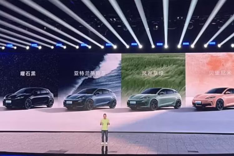 Các cấu hình khác bao gồm cửa sổ trời toàn cảnh 1,57 m2 , cập nhật OTA, đèn viền nội thất, cửa sau điện thông minh, sạc điện thoại không dây 50W, điều khiển bằng giọng nói và ghế chỉnh điện.