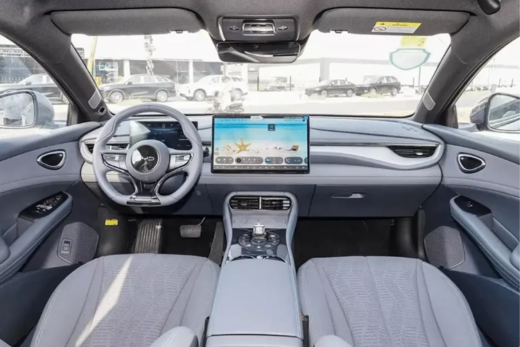 Về mặt an toàn, BYD Seal 06 GT được trang bị hệ thống hỗ trợ lái xe thông minh DiPilot 5 của BYD được thực hiện thông qua 6 hoặc 12 radar siêu âm, năm radar sóng milimet, bốn camera toàn cảnh và một camera lái xe thông minh, tùy thuộc vào từng phiên bản.