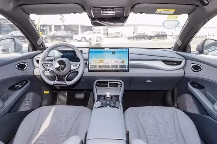 Về mặt an toàn, BYD Seal 06 GT được trang bị hệ thống hỗ trợ lái xe thông minh DiPilot 5 của BYD được thực hiện thông qua 6 hoặc 12 radar siêu âm, năm radar sóng milimet, bốn camera toàn cảnh và một camera lái xe thông minh, tùy thuộc vào từng phiên bản.