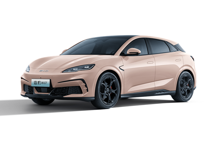 Hệ dẫn động bốn bánh toàn thời gian động cơ không đồng bộ AC phía trước 110 kW/200 Nm, động cơ đồng bộ nam châm vĩnh cửu phía sau: 200 kW/310 Nm. Thời gian tăng tốc 0 – 100 km/h: 4,9 giây. Bộ pin BYD Blade 72,96 kWh và phạm vi di chuyển CLTC tương ứng là 550 km.