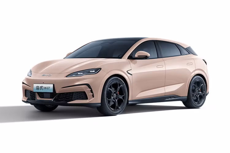 Hệ dẫn động bốn bánh toàn thời gian động cơ không đồng bộ AC phía trước 110 kW/200 Nm, động cơ đồng bộ nam châm vĩnh cửu phía sau: 200 kW/310 Nm. Thời gian tăng tốc 0 – 100 km/h: 4,9 giây. Bộ pin BYD Blade 72,96 kWh và phạm vi di chuyển CLTC tương ứng là 550 km.