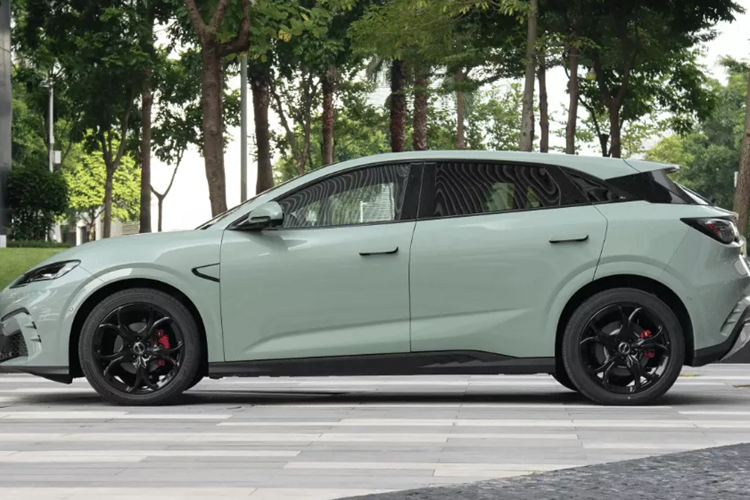 Phần dưới được kết hợp với lưới tản nhiệt hình tổ ong có thể đạt được khả năng quản lý nhiệt chủ động. Phía sau có cảm giác xếp lớp tốt. Đèn hậu có hình dạng lượn sóng, gợi nhớ đến dòng xe Ocean của BYD. Logo BYD cũng có thể được thắp sáng.