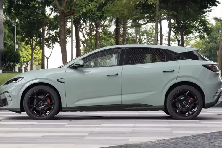 Phần dưới được kết hợp với lưới tản nhiệt hình tổ ong có thể đạt được khả năng quản lý nhiệt chủ động. Phía sau có cảm giác xếp lớp tốt. Đèn hậu có hình dạng lượn sóng, gợi nhớ đến dòng xe Ocean của BYD. Logo BYD cũng có thể được thắp sáng.