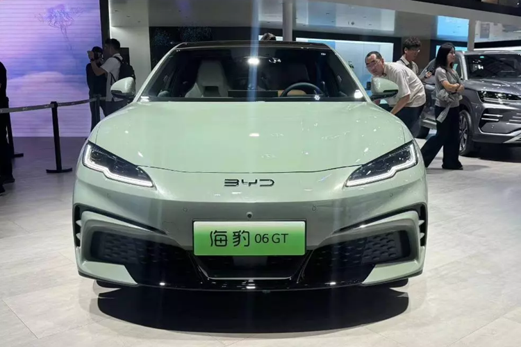Vào ngày 18/10 vừa qua, mẫu xe hatchback chạy điện thuần túy Seal 06 GT của BYD thuộc dòng Ocean đã chính thức ra mắt thị trường, có bốn phiên bản, mức giá xe BYD Seal 06 GT EV 2025 từ 136.800 – 186.800 nhân dân tệ (19.300 – 26.300 USD), tương đương 450 triệu đồng đến 615 triệu đồng.