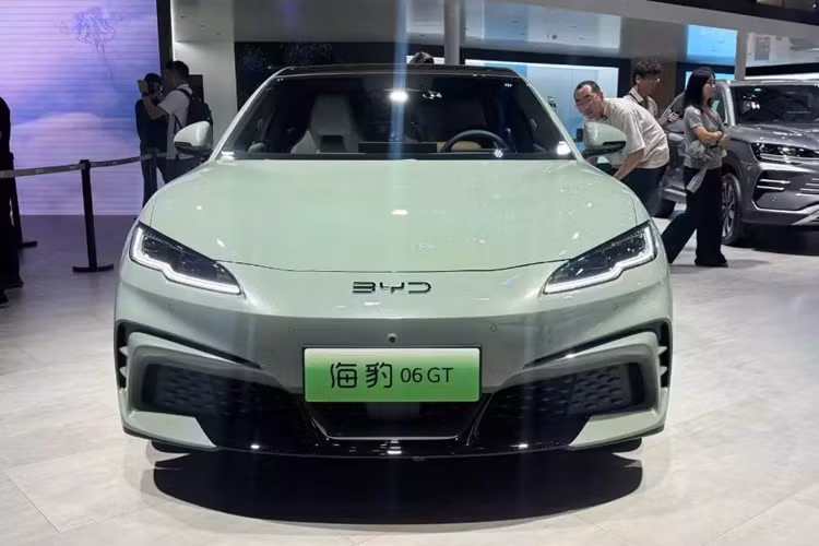 Vào ngày 18/10 vừa qua, mẫu xe hatchback chạy điện thuần túy Seal 06 GT của BYD thuộc dòng Ocean đã chính thức ra mắt thị trường, có bốn phiên bản, mức giá xe BYD Seal 06 GT EV 2025 từ 136.800 – 186.800 nhân dân tệ (19.300 – 26.300 USD), tương đương 450 triệu đồng đến 615 triệu đồng.