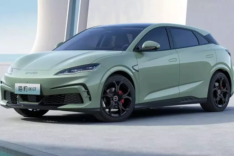BYD Seal 06 GT 2025 mới được xây dựng trên nền tảng e-Platform 3.0 Evo của thương hiệu, chiều dài, chiều rộng và chiều cao lần lượt là 4630/1880/1490 mm và chiều dài cơ sở là 2820 mm. Tùy thuộc vào các phiên bản, trọng lượng không tải là 1850 kg, 1940 kg hoặc 2060 kg. Bán kính quay vòng tối thiểu là 5,6 m.