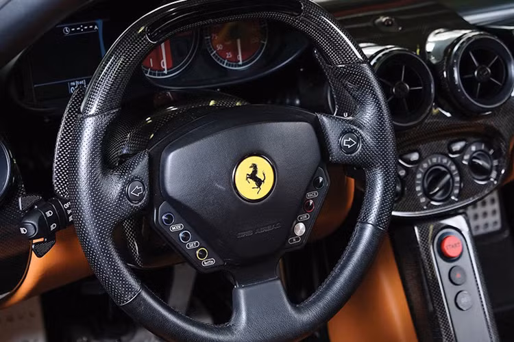 Ông từng chia sẻ: “Tôi muốn đi xa một chút trong mọi yếu tố để tạo ra một chiếc siêu xe ấn tượng với phần mũi thấp hình mũi tên của Enzo đã góp phần mang lại sự ổn định cho phần đầu xe, trong khi các cánh cửa càng tạo thêm vẻ hoành tráng cho chiếc siêu xe độc đáo này.”