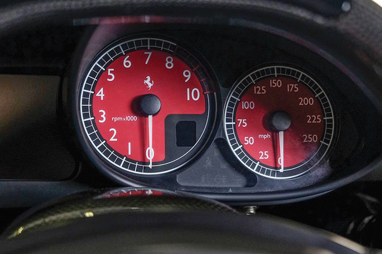 Mẫu xe này cũng đồng thời được tích hợp nhiều cải tiến kỹ thuật giống F1. Nổi bật trong số này là chuyên môn của Ferrari về khí động học và nhờ yếu tố này đã tạo nên nét thẩm mỹ đặc biệt của Enzo.