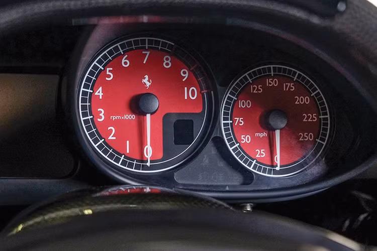 Mẫu xe này cũng đồng thời được tích hợp nhiều cải tiến kỹ thuật giống F1. Nổi bật trong số này là chuyên môn của Ferrari về khí động học và nhờ yếu tố này đã tạo nên nét thẩm mỹ đặc biệt của Enzo.