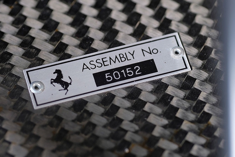 Những đường nét này góc cạnh hơn, mũi xe hình mũi tên và thân xe có cấu tạo phức tạp giúp lưu thông luồng không khí và tạo ra lực ép xuống tối đa. Những đường nét này đã được tinh chỉnh và mài giũa trong đường hầm gió. Mũi xe thấp giúp mọi thứ ổn định ở phía trước, sàn phẳng và bộ khuếch tán phía sau giúp lưu thông khí động học tốt hơn.