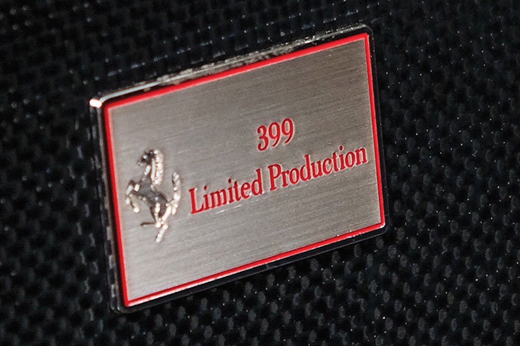 Khoang nội thất của xe cũng được tinh chỉnh độc đáo khi phần cửa xe lớn bao gồm cả một phần nóc xe cũng như một phần bậc cửa với thiết kế vòng cung ôm trọn lấy khoang nội thất xe. Với thiết kế này, khoang nội thất của chiếc xe có thiết kế thoải mái và tối giản với khả năng điều khiển chỉ giới hạn ở những chức năng cần thiết.