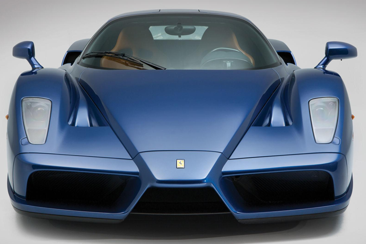 Đây chính là mẫu xe thứ tư trong dòng sản phẩm hàng đầu bao gồm GTO, F40 và F50, gợi lại ký ức về nhà sáng lập đại tài của Ferrari và Enzo xuất hiện đúng lúc Scuderia Ferrari đang ở giữa giai đoạn thống trị tại giải Công thức Một và ở thời điểm đó, tay đua chính Michael Schumacher đang có phong độ cao chót vót.