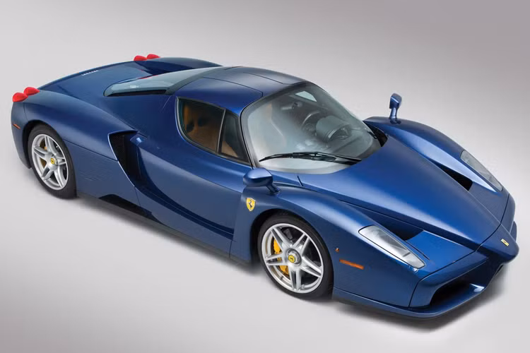 Quy ước đặt tên của hãng siêu xe Ferrari có thể hơi phức tạp khi một số phiên bản thì lấy công suất chia cho 10, hay đối với F355 thì lại đặt tên theo hướng hai chữ số đầu đề cập đến động cơ, chữ số cuối cùng là số van trên mỗi xi-lanh.