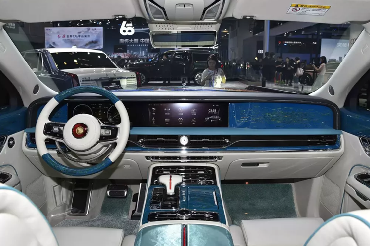 Màu sơn đỏ cùng các họa tiết đặt biệt ở nắp capo, mui xe và nắp cốp mang hơi hướng phong cách cổ điển. Hai đèn pha tròn có hình dáng độc lập và tạo ấn tượng mạnh về mặt thị giác. Phần đuôi xe vẫn tôn vinh phong cách cổ điển, nhưng tổng thể cứng cáp và chắc chắn.