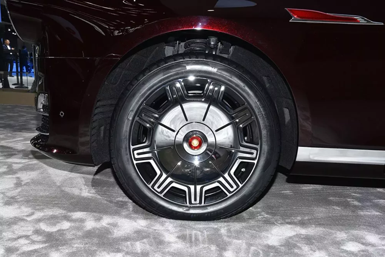 Logo Hongqi ở trung tâm có thể thu vào và đèn pha được tạo thành từ các khối giống như pha lê, càng thể hiện rõ hơn bản sắc của chiếc xe. Điều đáng nói là logo nghiêng về phía trước 23,5 độ, tượng trưng cho góc nghiêng của trục trái đất.