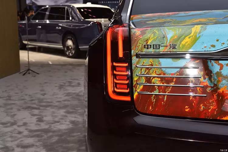 Bảng điều khiển trung tâm cũng được bố trí một số lượng lớn các nút bấm và núm xoay vật lý khiến nó trông khá bận rộn.