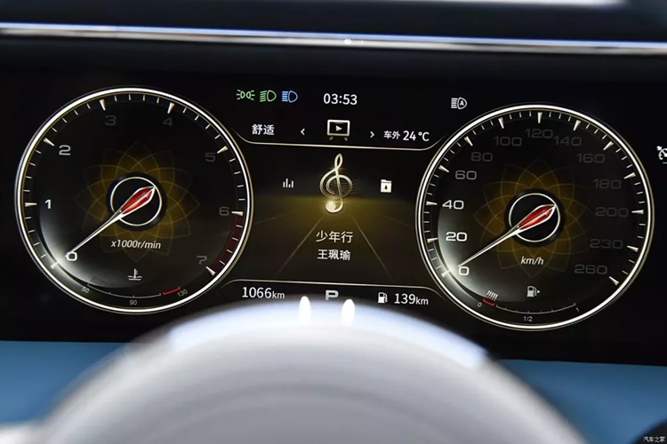 Xe được trang bị vô lăng đa chức năng hai chấu và màn hình kép bao gồm bảng đồng hồ và màn hình điều khiển trung tâm. Bên dưới màn hình là một thiết bị đo có thể được sử dụng để kiểm soát nhiệt độ.