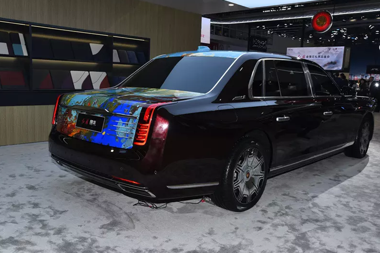 Sức mạnh đến từ động cơ tăng áp V8 4.0T với công suất tối đa 388 mã lực và mô-men xoắn cực đại 530 Nm, kết hợp với động cơ 8AT. Mức tiêu thụ nhiên liệu toàn diện của chiếc xe Hồng Kỳ Guoli là 15,2L/100km và tốc độ tối đa là 220 km/h.