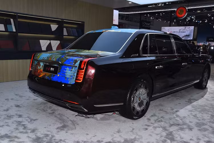 Sức mạnh đến từ động cơ tăng áp V8 4.0T với công suất tối đa 388 mã lực và mô-men xoắn cực đại 530 Nm, kết hợp với động cơ 8AT. Mức tiêu thụ nhiên liệu toàn diện của chiếc xe Hồng Kỳ Guoli là 15,2L/100km và tốc độ tối đa là 220 km/h.