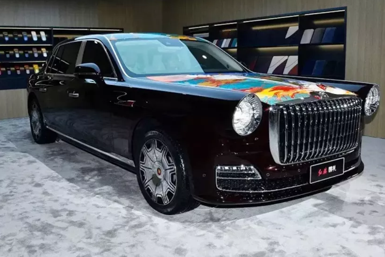 Thậm chí, giá bán của sedan hạng sang Hồng Kỳ Guoli còn tương đương hoặc đắt hơn 1 số mẫu xe Rolls-Royce đang bán ra tại thị trường tỷ dân này. Hồng Kỳ Guoli là mẫu kế thừa của Hongqi L5. Ngoài Guoli, ba mẫu xe khác là Guoyao, Guoya và Guoyue tạo nên đội tàu Golden Sunflower dưới thương hiệu này.