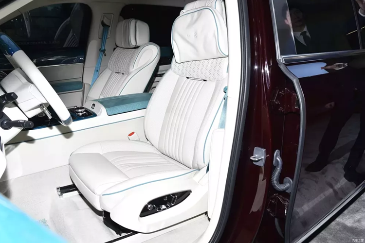 Hình dáng đèn hậu tương đối độc đáo và kéo dài đến mép trên của cốp xe tạo hình độc đáo rất dễ nhận biết. Phần đuôi xe cũng sử dụng nhiều chi tiết mạ crôm.