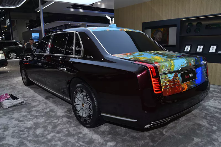 Hơn nữa, Hồng Kỳ Guoli áp dụng cách bố trí ghế 2 + 2, trong đó hàng ghế thứ hai có hai ghế độc lập có tựa tay và hỗ trợ các chức năng chỉnh điện, tựa chân, thông gió, sưởi và massage. Tay vịn cũng đi kèm với bảng điều khiển.