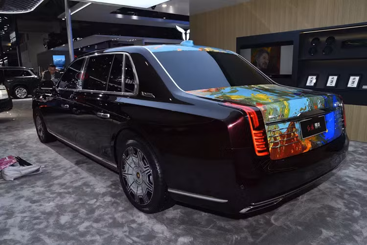 Hơn nữa, Hồng Kỳ Guoli áp dụng cách bố trí ghế 2 + 2, trong đó hàng ghế thứ hai có hai ghế độc lập có tựa tay và hỗ trợ các chức năng chỉnh điện, tựa chân, thông gió, sưởi và massage. Tay vịn cũng đi kèm với bảng điều khiển.