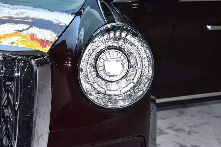 Ở phía trước, lưới tản nhiệt kiểu thác nước thẳng đứng cỡ lớn cổ điển của xe không hề vắng mặt, kết hợp với đèn pha tròn nhô ra theo phong cách cổ điển, lấy cảm hứng từ truyền thống văn hóa Trung Quốc “trời tròn đất vuông”, theo Hồng Kỳ. Ngoài ra, khoang động cơ phía trước dài.