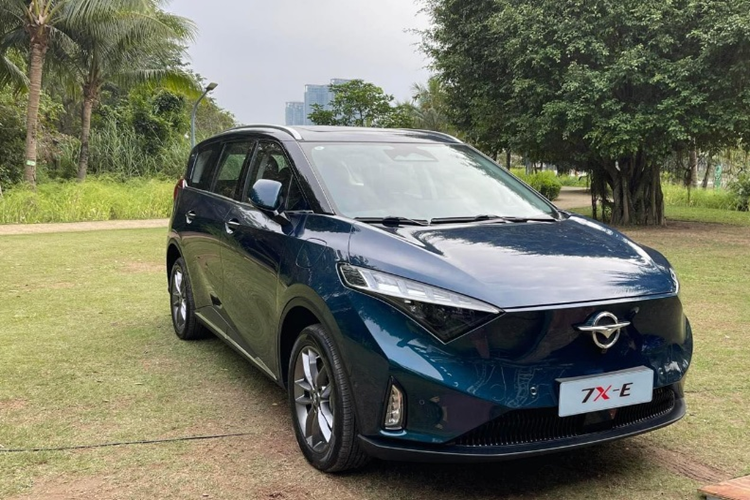 Sau ưu đãi, Haima 7X-E Comfort và Premium chỉ còn lần lượt là 981 triệu và 1,1 tỉ đồng. Lần ưu đãi sâu này giúp giá xe Haima 7X có phần mềm hơn các đối thủ cùng phân khúc như: Toyota Innova Cross (từ 810 triệu đồng) và Hyundai Custin (từ 850 triệu đồng).