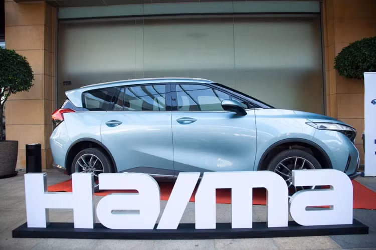 Ngoại trừ một số chi tiết ở ngoại thất và động cơ thì cả hai phiên bản điện và xăng đều có các trang bị tương tự nhau. Haima 7X sở hữu kích thước dài x rộng x cao lần lượt là 4.815 x 1.874 x 1.720 mm và chiều dài cơ sở 2.860 mm.