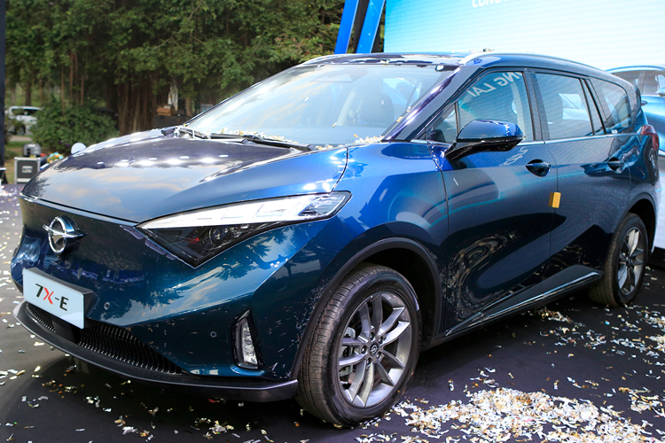 Trong khi đó, Haima 7X-E sẽ được trang bị động cơ điện có công suất 201 mã lực, mô men xoắn cực đại 340 Nm và dẫn động bánh trước. Pin xe được sản xuất bởi CALT có dung lượng lên tới 73,7kWh, cho phép di chuyển tới 510km sau một lần sạc, công nghệ sạc nhanh từ 30-80% pin chỉ mất 27 phút.