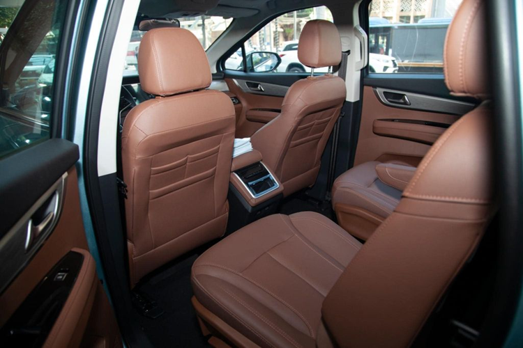 Bên trong, mẫu MPV này có khá nhiều trang bị cao cấp, như hàng ghế thứ 2 kiểu thương gia, cụm màn hình 12,3 inch trong nội thất, ghế tích hợp sưởi và làm mát và gói công nghệ an toàn chủ động.