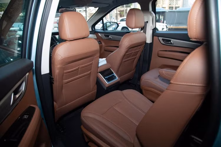 Bên trong, mẫu MPV này có khá nhiều trang bị cao cấp, như hàng ghế thứ 2 kiểu thương gia, cụm màn hình 12,3 inch trong nội thất, ghế tích hợp sưởi và làm mát và gói công nghệ an toàn chủ động.