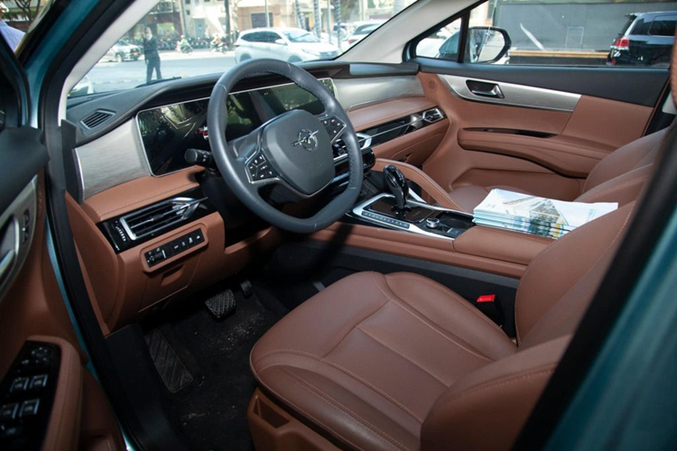 Như vậy, Haima 7X tại Việt Nam có chiều rộng lớn nhất phân khúc trong khi chiều dài tổng thể lại ngắn hơn Custin. Haima 7X sở hữu thiết kế mang hơi hướng MPV truyền thống với phần nắp capo khá ngắn và đuôi xe bo cong, mập mạp.