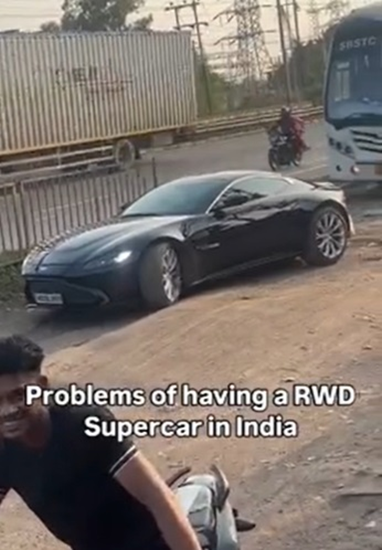 Bi hai sieu xe Aston Martin Vantage loay hoay vi ket o ga-Hinh-2