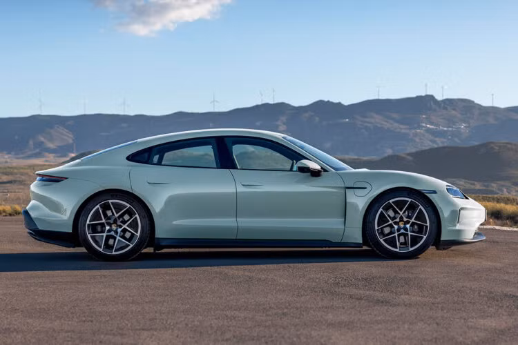 Đây là phiên bản nâng cấp đã ra mắt thị trường quốc tế vào hồi tháng 2/2024. So với phiên bản cũ, Porsche Taycan 2025 mới không thay đổi nhiều ở ngoại hình. Hãng xe Đức chỉ bổ sung cản trước cải tiến, chắn bùn trước mới và logo Porsche tích hợp đèn LED ẩn trước/sau.