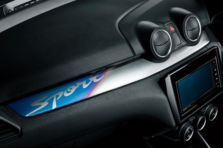 Suzuki Swift Sport ZC33S Final Edition vẫn giữ nguyên sức mạnh với mã động cơ KC14, xăng 1,4 lít, cho công suất cực đại 140 mã lực (PS) tại 5.500 vòng/phút, mô-men xoắn cực đại 230 Nm tại 2.500 – 3.500 vòng/phút.