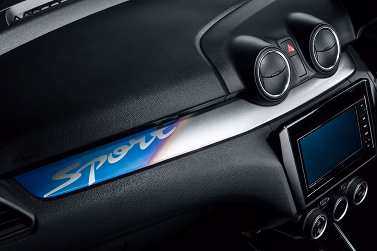 Suzuki Swift Sport ZC33S Final Edition vẫn giữ nguyên sức mạnh với mã động cơ KC14, xăng 1,4 lít, cho công suất cực đại 140 mã lực (PS) tại 5.500 vòng/phút, mô-men xoắn cực đại 230 Nm tại 2.500 – 3.500 vòng/phút.